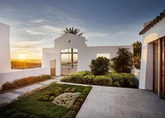 Cortijo exclusivo rodeado de un olivar centenario