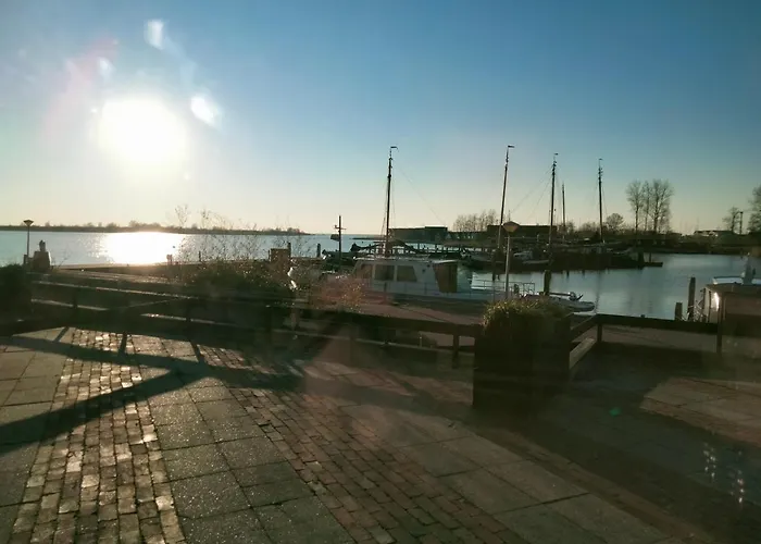 BJ Chalets - De Rug 3 - Vakantiepark Lauwersoog - Luxe chalet MET vaatwasser en inloopkast! Vroege incheck! MET AIRCO!