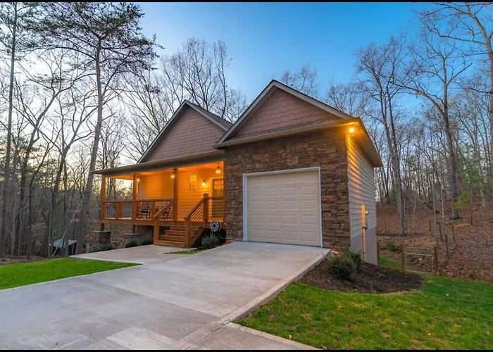 Peaceful Modern Chalet In Ellijay