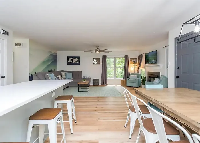 In The Woods - 5 Bedroom Chalet With Game Room, Fire Table And Hot Tub