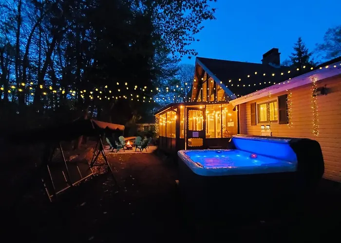 Spacious Gateway, Walk To Pool & Beach, Hot Tub, Game Room