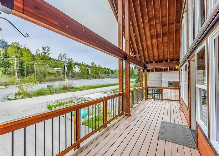 Walk-In Skiing/Tubing Across At Summit East