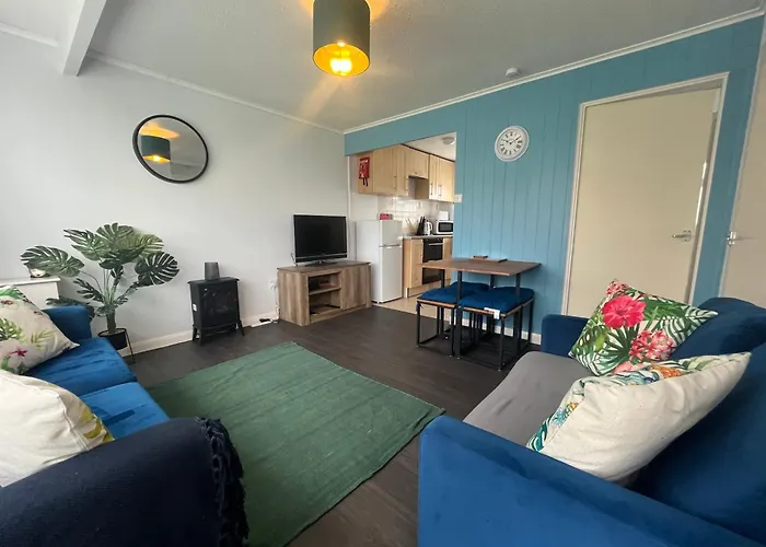 Macs Shack: Beachside Pet-Friendly Chalet with Entertainment