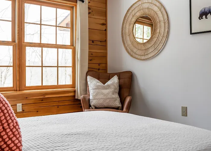 Berkshire Fall Chalet Sauna, Lake & Firepit