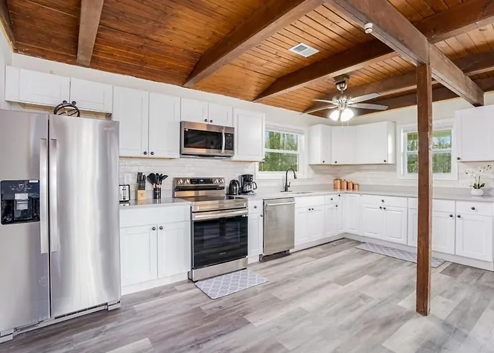 Modern Harpers Ferry Cabin W Hot Tub Deck Wifi