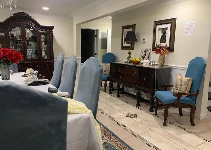 Entire Apartment Suite Family Singles Couples Nurses Dinners Business Meetings