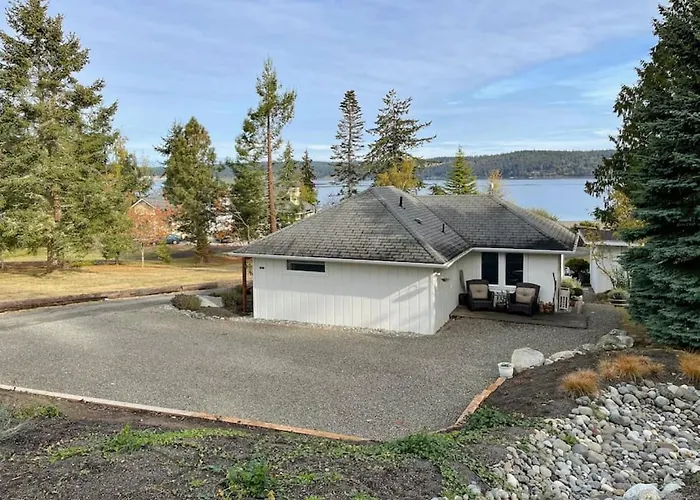 Cottage On The Bay- Hot Tub, Beach, Dock, Kayaks