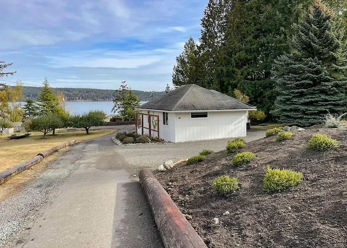 Cottage On The Bay- Hot Tub, Beach, Dock, Kayaks