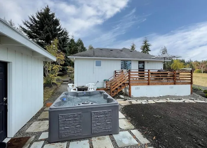 Cottage On The Bay- Hot Tub, Beach, Dock, Kayaks