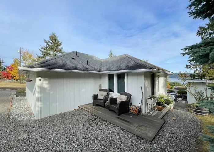 Cottage On The Bay- Hot Tub, Beach, Dock, Kayaks