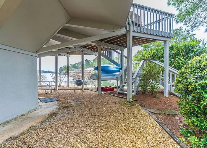 Pinehurst Lakefront Treehouse