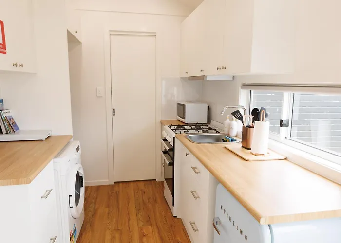 Sweet Beautiful Tiny Home With Pool And 2 Minute Drive To The Beach