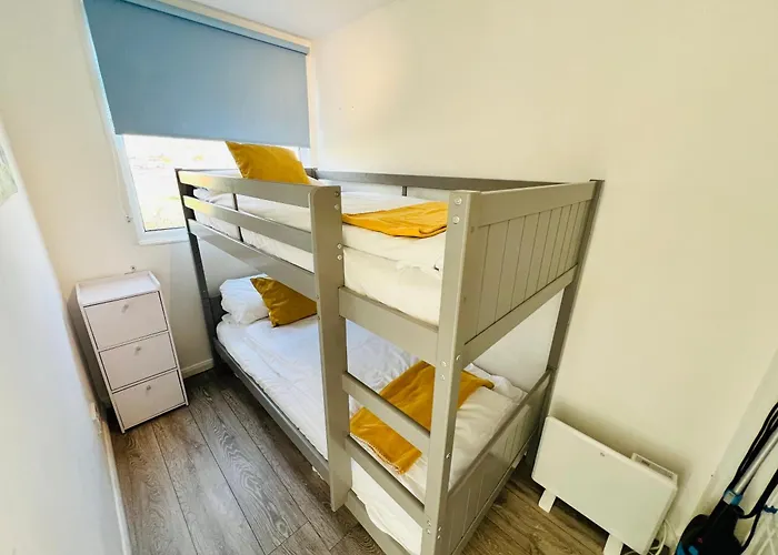 2 Bedroom Chalet Sb22, Sandown Bay, Isle Of Wight, Dog Friendly