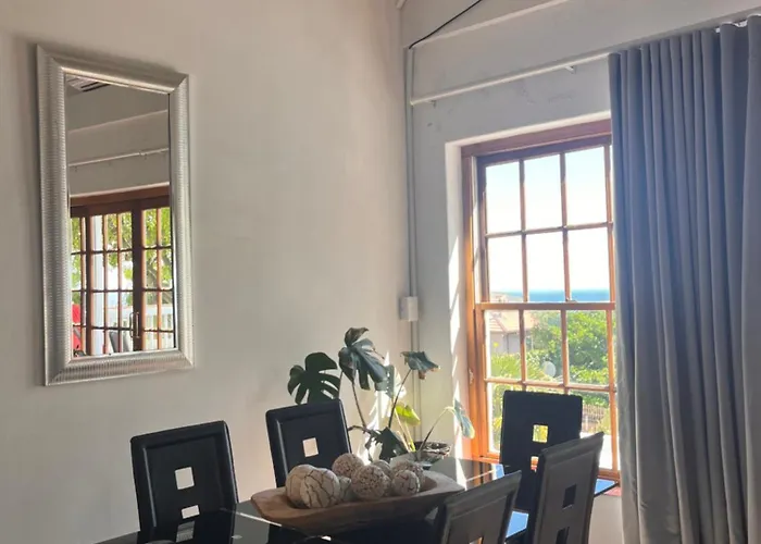 Cozy Camps Bay House With Mountain And Sea View