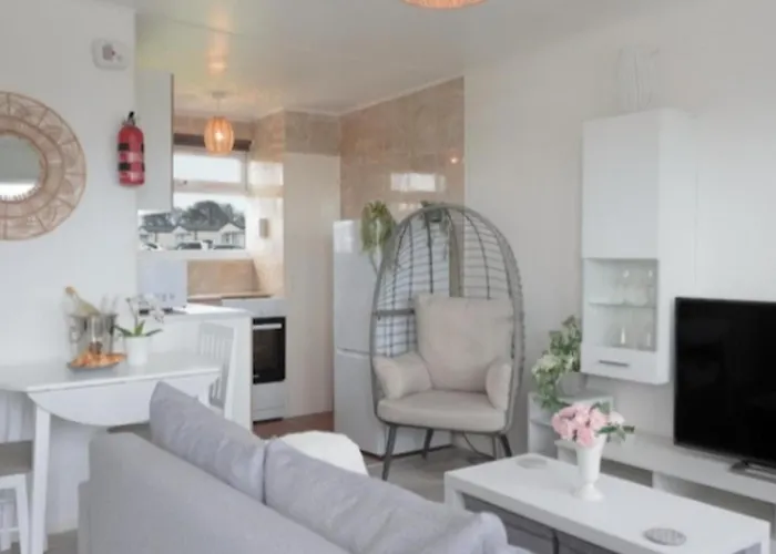 2 Bed Chalet Sleeps 4- Parking Garden Near Beach