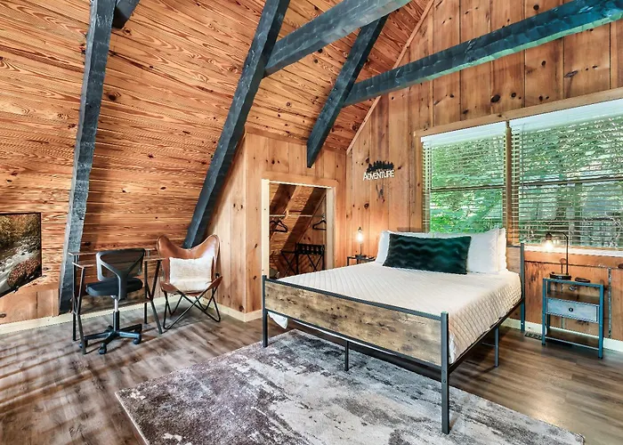 Family Fun Cabin On Bluff Mountain-Hot Tub & Game Room