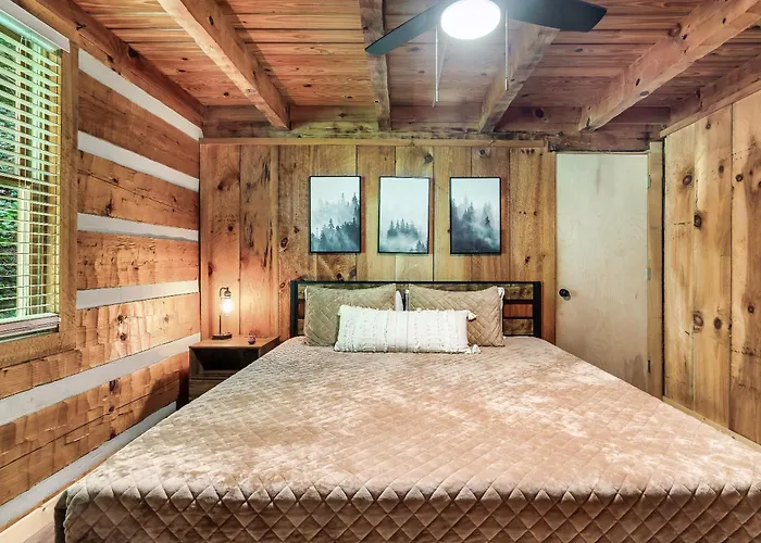 Family Fun Cabin On Bluff Mountain-Hot Tub & Game Room