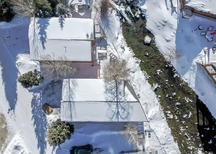 2Br Riverside Chalet Near Trails