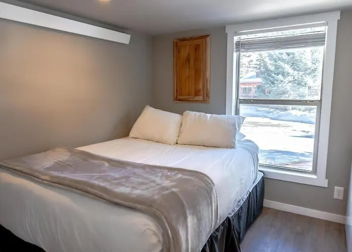 2Br Riverside Chalet Near Trails