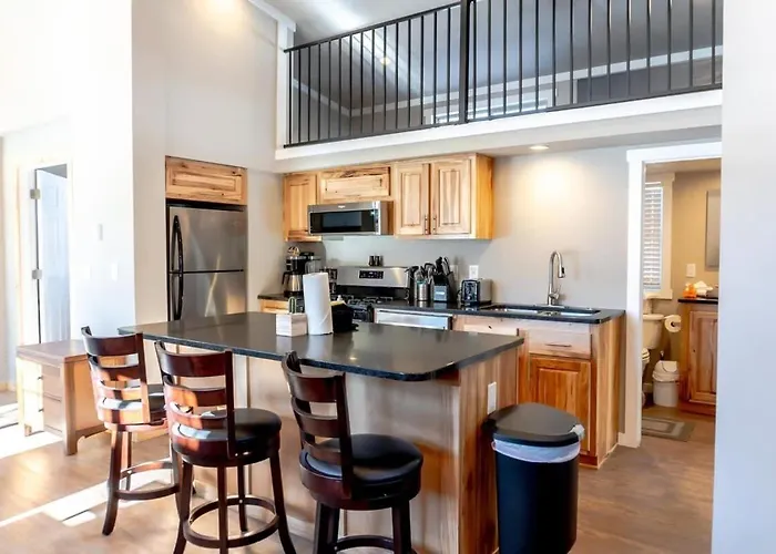 2Br Riverside Chalet Near Trails