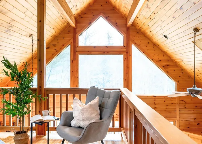 Berkshire Fall Chalet Sauna, Lake & Firepit