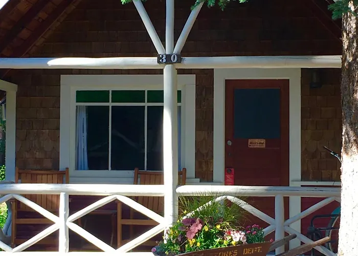 Johnston Canyon Lodge & Bungalows