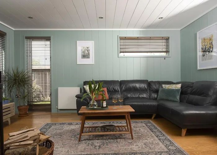Blackbird Lodge, Strawberryfield Park - Free Parking, Hot Tub, Pets Allowed