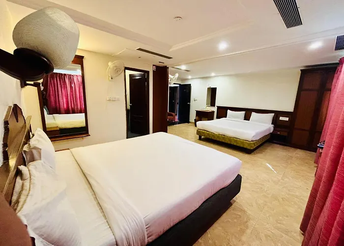 Central hotel: Hotel Sandalwood Inn - Rooms And Spa