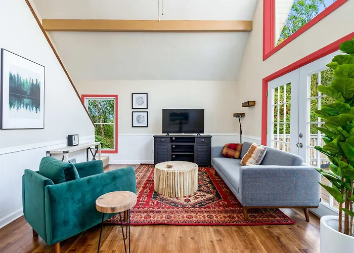 Hot Tub, Fire Pit, Deck, Grill, Wifi, Dog-Friendly