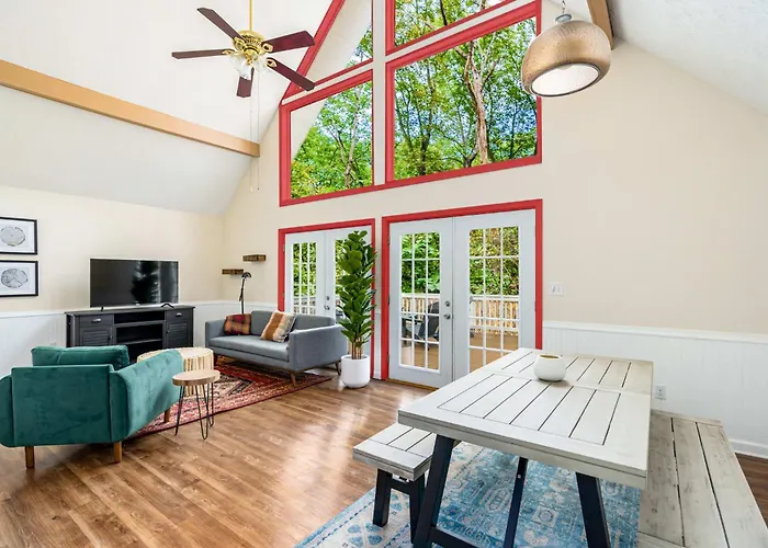 Hot Tub, Fire Pit, Deck, Grill, Wifi, Dog-Friendly