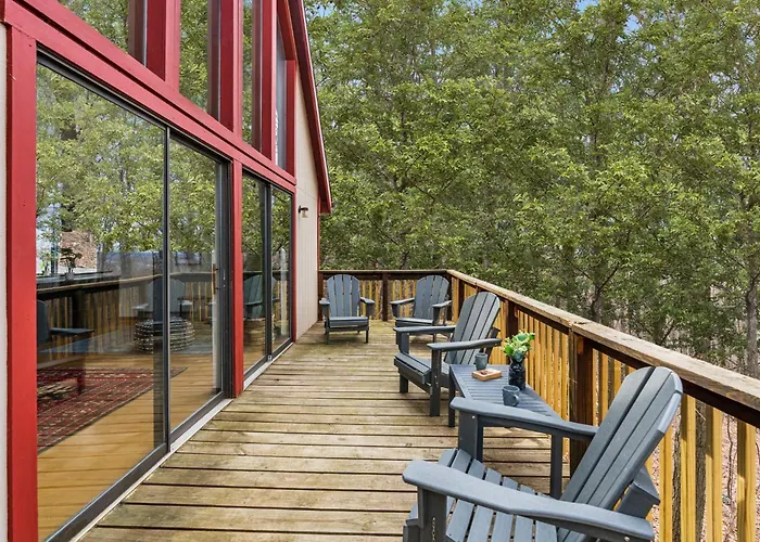 Forest 2Br Chalet W Hot Tub & Backyard