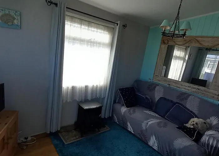 3 Bed Chalet - Sleeps 6 - Parking - Garden - Wifi