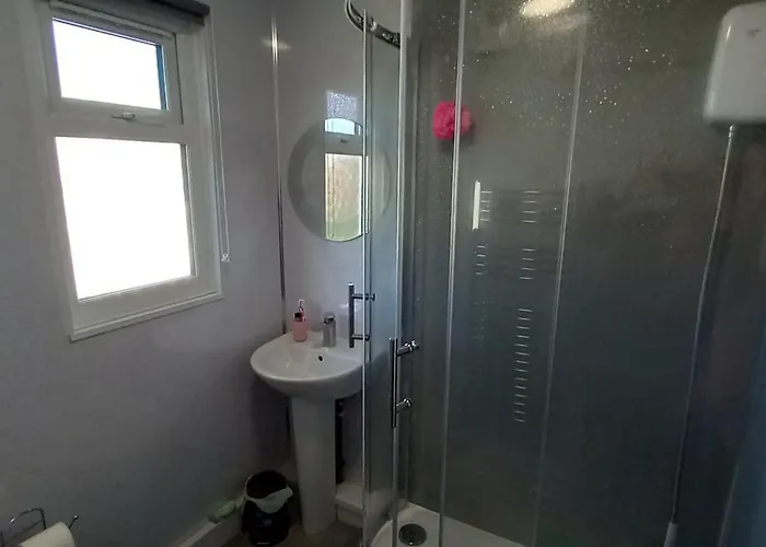 3 Bed Chalet - Sleeps 6 - Parking - Garden - Wifi