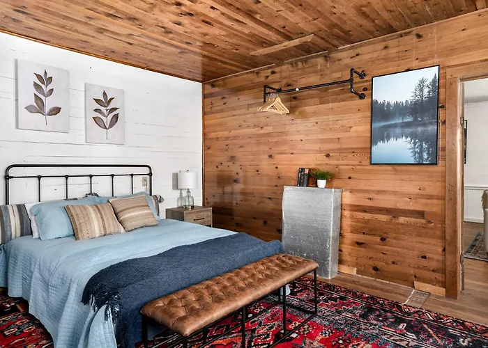 2Br Chalet W Hot Tub, Porch & Refreshing Views