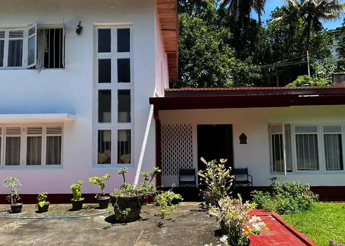 No 06 Veediya Bandara Lane Bahirawakanda