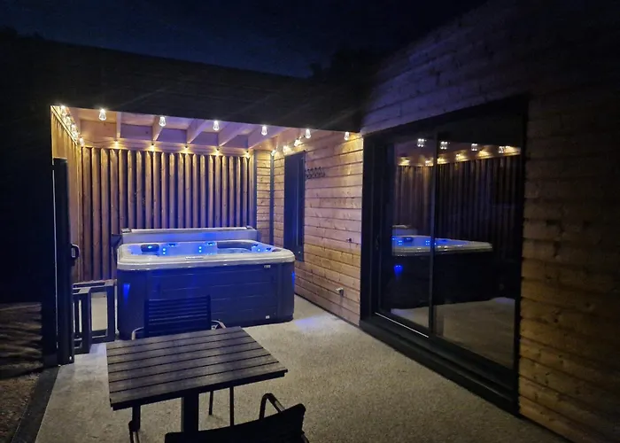 Chalet Avec Son Jacuzzi Prive