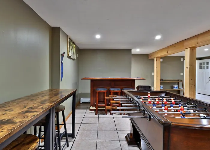 Bigelow Chalet At Killington: 8Br/4.5 Ba Pet Friendly Home W/ Hot Tub, Fireplace, Walk To Shuttle