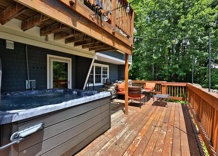Bigelow Chalet At Killington: 8Br/4.5 Ba Pet Friendly Home W/ Hot Tub, Fireplace, Walk To Shuttle