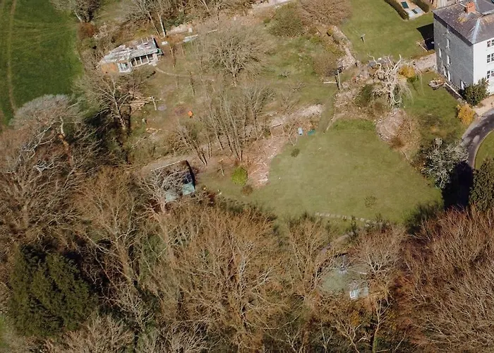 The Roundhouse - Unique Space Nestled In The Trees