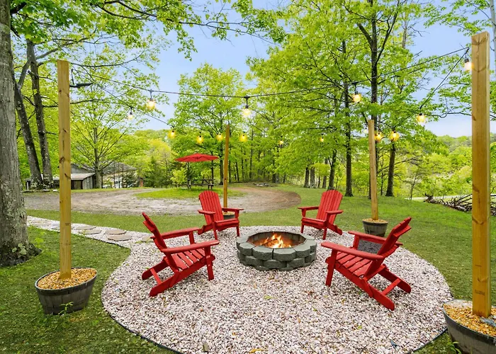 Modernized Log Cabin W Hot Tub Fire Pit & Views