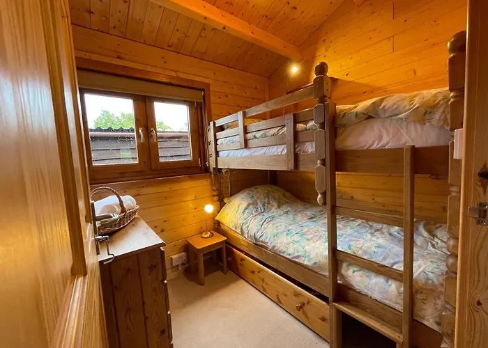 The Hive - A Cosy, Pet Friendly, Rural Log Cabin With Far Reaching Views