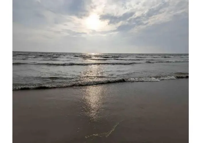 2 Bed Chalet Sleeps 6 - Pets Near Beach Parking