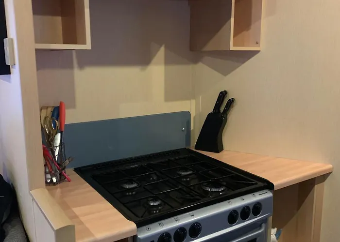 2-Bed Caravan - Sleeps 6 - Parking & Veranda