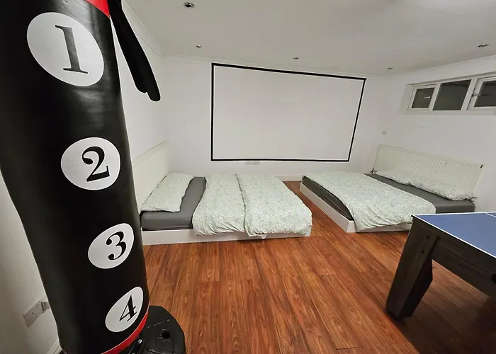 Annexe With Games Room Pool Table Ping Pong Air Hockey Movie Projector