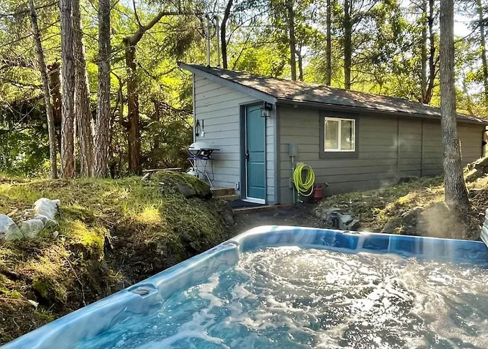 Cozy Cabana With Large Private Outdoor Hot Tub