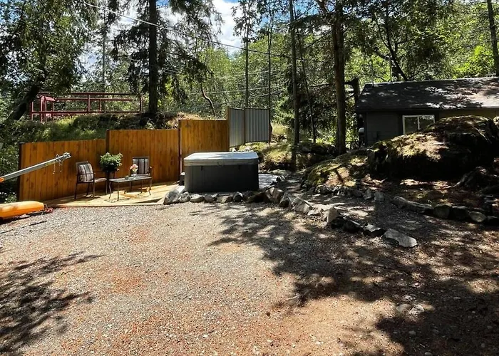 Cozy Cabana With Large Private Outdoor Hot Tub