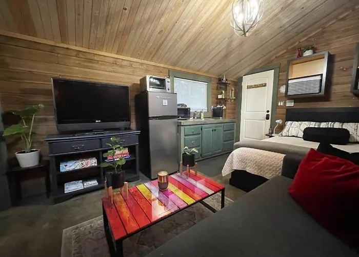 Cozy Cabana With Large Private Outdoor Hot Tub