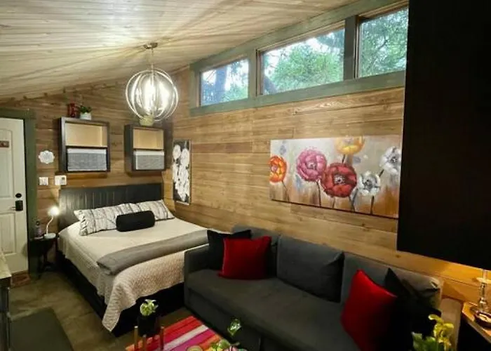 Cozy Cabana With Large Private Outdoor Hot Tub
