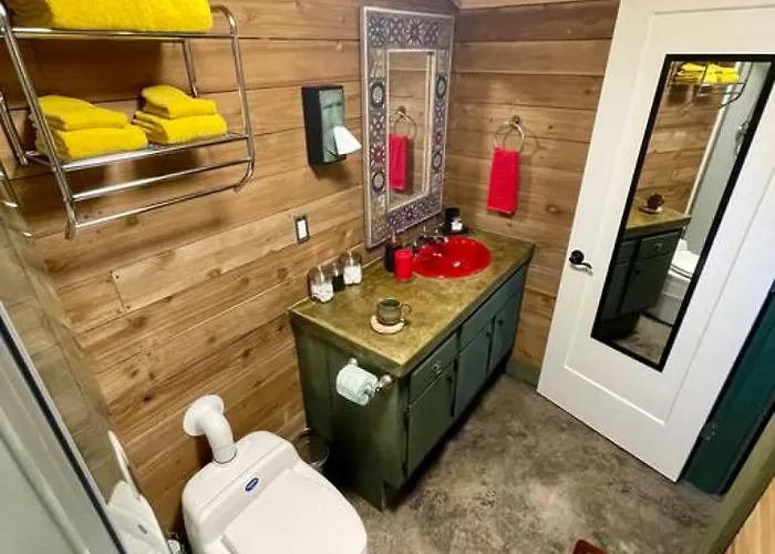 Cozy Cabana With Large Private Outdoor Hot Tub