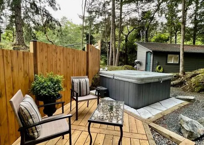Cozy Cabana With Large Private Outdoor Hot Tub
